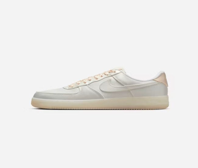 NIKE Women's Air Force 1 '07 LV8